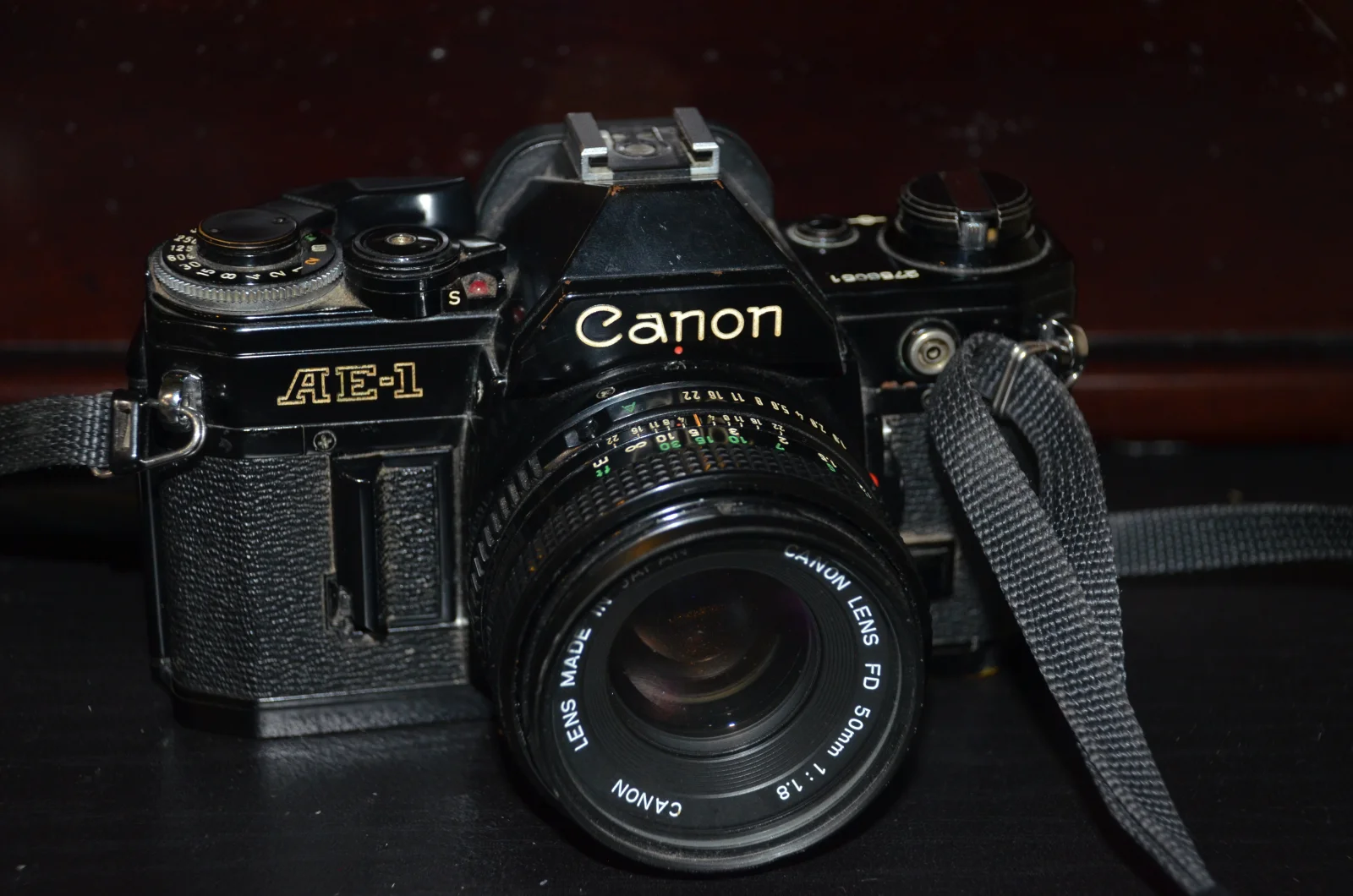 Canon AE-1 con objetivo 50mm sobre un escritorio