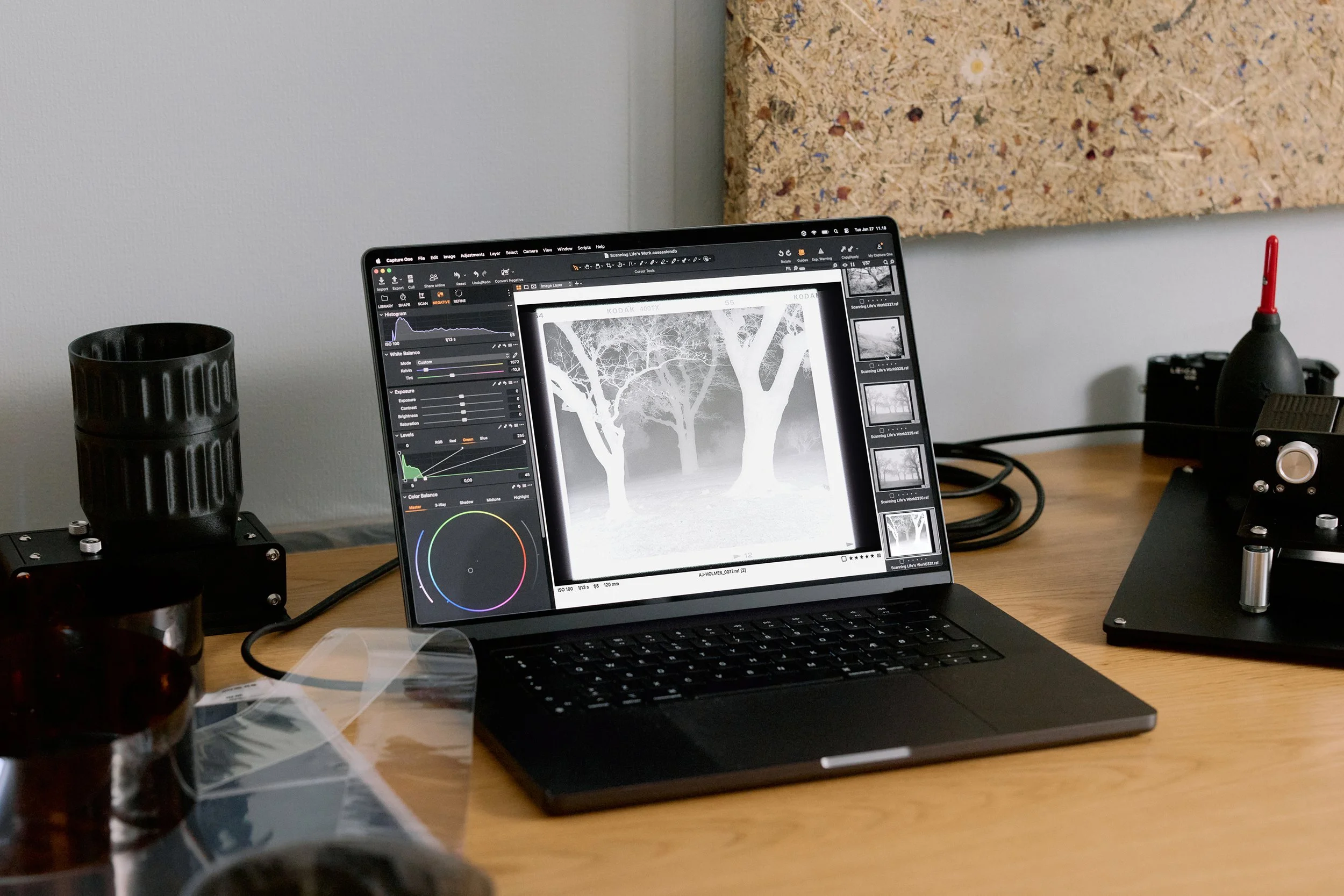 Negativos fotográficos sobre una mesa de luz listos para escaneo con cámara