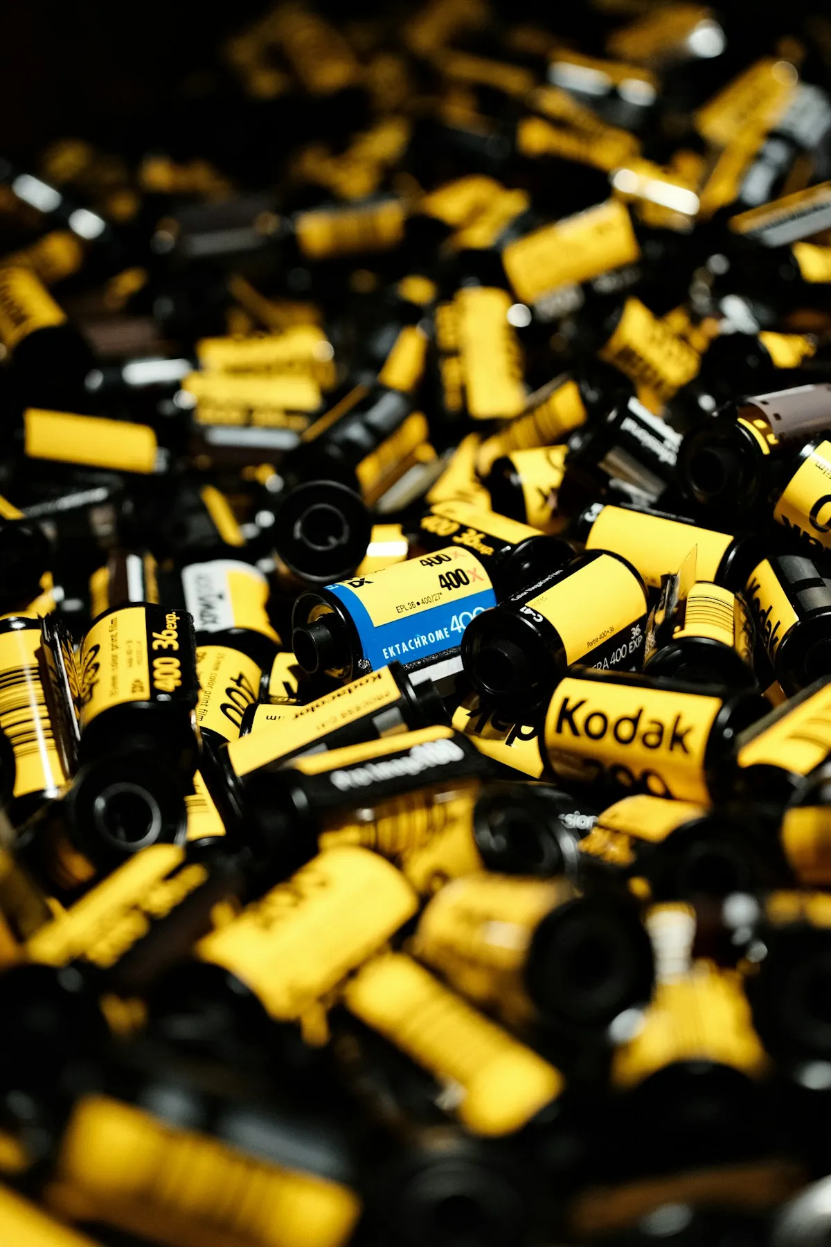 Tas de cartouches Kodak jaunes emblematiques dont Ektachrome et Kodak Gold